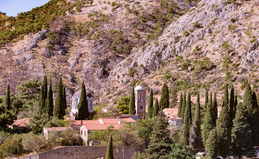 Στη μυροβόλο κι αγιοτόκο νήσο Χίο